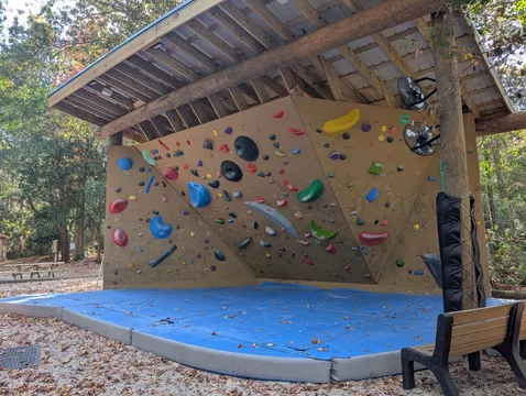 Covered-outdoor-bouldering-wall-with-roof-and-crash-pads.jpg
